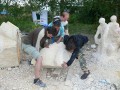 Na kamenosochařském symposiu, nazvaném „Kámen pro všechny“ vytvářejí mladí lidé sochy pro Domov sociálních služeb ve Slatiňanech, a to díky projektu „Make a Connection – Připoj se“.
